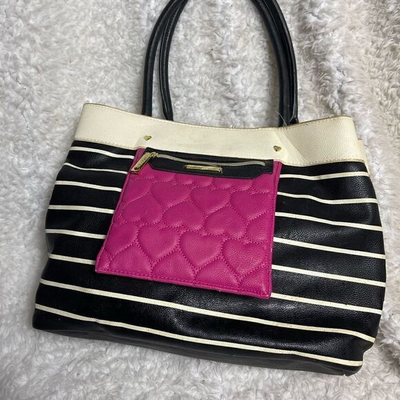 Betsey Johnson Black &white stripes shoulder bag hot pink heart quilted pocket - Picture 4 of 15